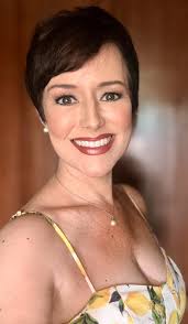 Hey my people I love changing my wigs up at least twice a week how about  you? How many times in a week do you switch out?