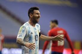 Frage denjenigen direkt und persönlich. Kuriose Geburtstags Uberraschung Fur Messi Wahrend Teamkollegen Gratulieren Will Aguero Lieber Schlafen
