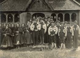 Prosessen fra første måltaking til ferdig bunad er en opplevelse i seg selv. List Of National Costumes Of Norway Wikipedia