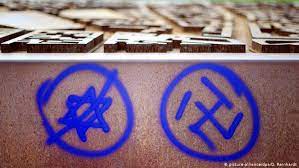 Swastika ( countable and uncountable, plural swastikas ) ( countable) a cross with arms of equal length all bent halfway along at a 90° angle to the right or to the left, used as a religious symbol by various ancient and modern civilizations, and adopted more recently (with arms angled to the right) as a symbol of national socialism and. Das Kreuz Mit Dem Hakenkreuz Deutschland Dw 29 08 2018