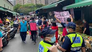 小弟之前在版上發一篇找魚的文章，下面有補充一些地方xd 經過這幾年的逛市場之旅。我現在幾乎只去四個地方買東西了@@ 第一個也是最主要的就是徐匯廣場後面的土流公市場 基本上這邊的菜肉都是最便宜的，豬肉一斤80塊還不錯吃有沒有？ 聖女蕃茄一斤6塊(只是有爛的要挑，或者不挑也很便宜) æ°'çœ¾æœªæˆ´å£ç½©ä¸‰é‡æ˜¨æ—¥å¤§è²å…¬å®£å‚³ä»Šæ—¥åš´æ ¼å–ç· ç§»é€è£ç½°18ä»¶ ä¸€é›¶ä¸€å‚³åª' æ‰‹æ©Ÿç‰ˆ