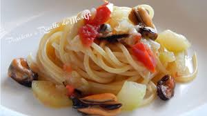 Pasta con i tenerumi ricetta siciliana. Video Ricetta Pasta Con Cocozza E Cozze Youtube