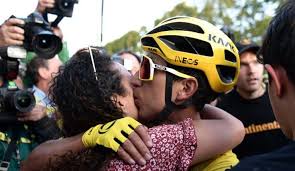Egan bernal, un ciclista de 24 años que creció en zipaquirá, un pueblo al norte de bogotá, ganó el giro de italia, la segunda carrera más importante del la victoria de egan bernal en el giro de italia es un logro que debemos celebrar, y unirá a buena parte del país mientras dure la espuma del éxito. Egan Bernal Se Corono Campeon Del Tour De Francia Y Se Convirtio En El Primer Latinoamericano En Lograrlo