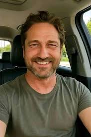 𝗦𝗔𝗬 𝗬𝗘𝗦 𝗜𝗙 𝗬𝗢𝗨 𝗟𝗢𝗩𝗘 Gerard Butler❤️