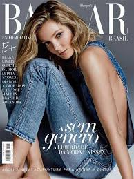 En 2002, ganaba el concurso 'elite model look', en su edición húngara. Exkluziv Interju Mihalik Enikovel Cosmopolitan Hu