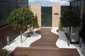 Jardines Con Piedras Ideas Para Decorar Un Jardin Con Piedras 2020 Jardin Con Piedras Jardin Piedras Blancas Jardines