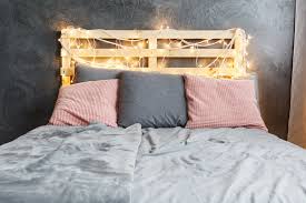 Las luces de colores también pueden ser una buena opción para rodear el tejado y las ventanas de tu casa, creando un efecto como el que puedes ver en la fotografía, muy común en las casas de eeuu y que cada vez. Luces Navidenas Para La Cabecera De Tu Cama Decor Tips