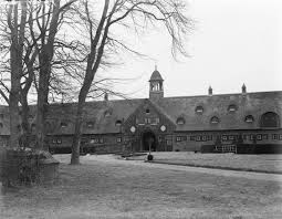 Het is in 1921 gebouwd door dirk de witte, schrijver van het lied 'mensch, durf te leven'. Studiebol T Hooge Nest Roxane Van Iperen 2018