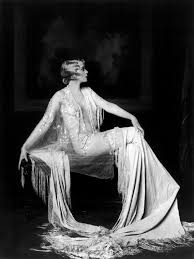 Gli anni '30 segnano una decisa inversione di rotta in materia di moda e abbigliamento femminile. La Moda Anni 20 Ha Dato Alla Luce Lo Stile Moderno