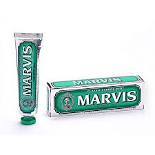 Jede zahnpasta kümmert sich um verfärbungen auf den zahnoberflächen und verleiht deinem atem einen. Amazon De Marvis Zahncreme Classic Strong Mint 1er Pack 1 X 85 Ml