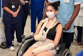 ‘Renascimento’: Jovem esfaqueada após negar namoro recebe alta de hospital no Rio; veja vídeo