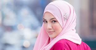 Baju dengan warna peach memang cukup penampilan kamu juga akan terlihat modis dengan pakaian atau baju berwarna peach dan jilbab dengan warna pink salem. 4 Gaya Tudung Yang Menggambarkan Stail Personaliti Anda