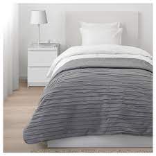 Ayrıca farklı desen, kumaş, doku, materyal özellikleri ile grinin tonlarındaki yatak odası örtülerinin setleri, yastıklık, yatak örtüsü olarak kişi sayısına uyumlu bir şekilde tasarlanmıştır. Veketag Tek Kisilik Yatak Ortusu Gri 160x250 Cm