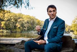 Prietenul la nevoie se cunoaște este un vechi proverb românesc. S0cri1qhutrnom