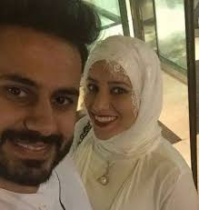 لم يقف فارق السن بين الزوجين، حوالي 24 عاما، حائلا بينهما، وهو نفس فارق السن بين الرئيس الأمريكي دونالد ترامب وزوجته ميلانا. Ø¹Ø¨Ø¯ Ø§Ù„Ù„Ù‡ Ø¨ÙˆØ´Ù‡Ø±ÙŠ ÙŠÙ†Ø¬Ùˆ Ù…Ù† Ø§Ù„Ù…ÙˆØª Ø¹Ù„Ù‰ ÙŠØ¯ Ø²ÙˆØ¬ØªÙ‡ Ø¯Ù†ÙŠØ§ Ø§Ù„ÙˆØ·Ù†