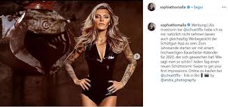 Denn schüttflix gibt es bald in ganz deutschland. Ruspe E Cantieri La Fidanzata Di Karius Coperta Solo Dalla Sabbia Il Calendario E Bollente Foto