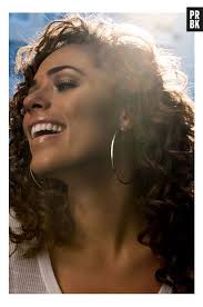 Roberta Almeida comenta gravação de "Em Família" na Áustria: "Melhor  impossível"