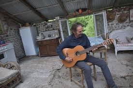 Never even thought it could happen to me, je n'ai jamais pensé que sa puisse m'arriver maybe i've been blind _ cette chanson parle d'un homme qui est amoureux d'une femme, et se demande si elle aussi l'est, et si il devrait lui avouer. Murray Head Confine En Bearn Toujours Vivant Toujours Actif