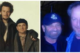 In the home alone game for the pc, players are given from 8:00 to 9:00 (approximately 5 minutes of real time) to set up traps in order to hurt the wet bandits once they arrive. There S Been An Amazing Reunion Just In Time For Christmas