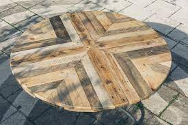 Round Top Table Made Of Pallets Diy Diy Table Top Diy Patio Table Wood Patio Table