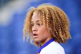 Likewise, he gained fame for his aggressive play as a midfielder for fc barcelona's youth. Paris Saint Germain Teenager Promi Xavi Simons Feiert Profi Debut Fur Psg