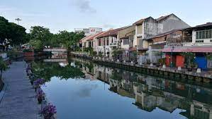 Hail a trishaw for a ride along a little street that wind through a colourful mishmash of architectural styles. Meet Melaka Venice Of The East