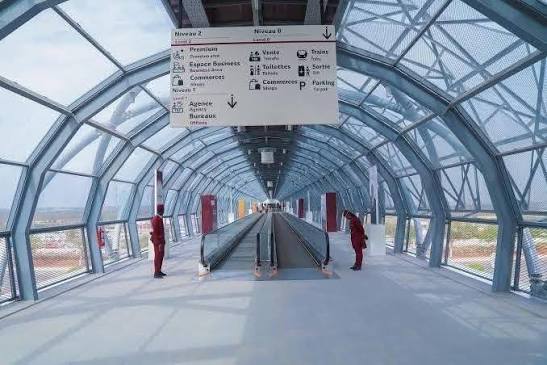 Visite de la phase 2 du TER et de la gare de l'Aéroport International  Blaise Diagne (AIBD), une infrastructure moderne conçue pour offrir aux  voyageurs davantage de confort, de fluidité et d'efficacité.