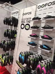 Presentoirs Chaussures Oofos 1 Presentoir Parement Mural Mural