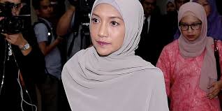 Bukan sekali kau suarakan kebimbangan pada cintaku kau tak mampu bersendirian tanpaku itu semua lembut lidah manis madah penuh helah yang pastinya aku adalah sandaran bagai hilang semangat diri keyakinanku.terlebur kini. Lirik Dan Chord Lagu Madah Berhelah Dari Ziana Zain