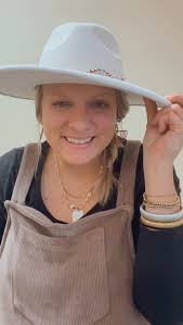 I would be 🦇 batty to not share these cute Halloween studs with you babes.  Spooky, stylish, and oh-so-fun — these Halloween stud earrings are the  must-have accessory of the season! 👻🕷️NOW