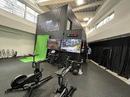 流水プールで泳いでバイクにラン！室内で3種目のトレーニングができるトライアスロン専門ジムに行ってみた｜@DIME アットダイム