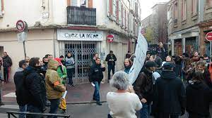 Vous retrouverez dans votre assiette une gastronomie régionale revisitée, savoureuse et surtout généreuse. Gael Cerez On Twitter Rue Des 3 Piliers Le Cortege Est Stoppe Par Policiers Palabres Et Ordre De Faire Demi Tour Toulouse Cop21 Https T Co Chiseetodh