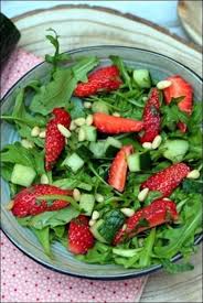 Salade De Fraises A La Roquette Et Pignons Happy Papilles Recette Salade De Fraises Recettes De Cuisine Idee Recette
