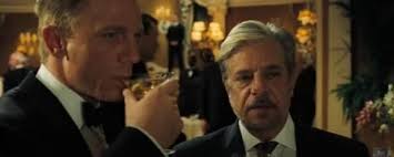 James Bond : pourquoi 007 boit-il un martini au shaker et pas à la cuillère  ?