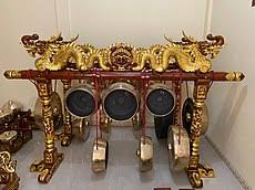 Keistimewaan alunan musik gamelan jawa adalah cenderung bersuara lembut. Gamelan Wikipedia