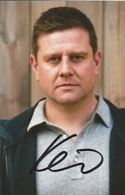 HOLLYOAKS* KAI OWEN 'PETE BUCHANAN' SIGNED 6x4 PORTRAIT PHOTO+COA