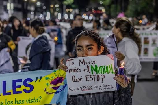🗣️🪧 Familiares de personas desaparecidas realizaron una marcha velada con rumbo al estadio Ciudad de México, para visibilizar los 133 mil casos de desaparición en México 🕯️🇲🇽 🚨 Sin embargo, su paso