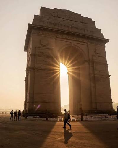 This is an aerial view of the India Gate and Rajpath (now Kartavya Path), leading to the Rashtrapati Bhavan (Presidential Palace) in New Delhi, India 🇮🇳