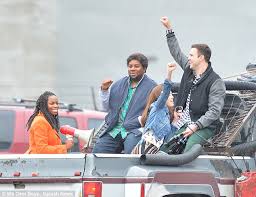 The singer herself posed atop the nissan in a cutoff pink. Miley Cyrus Rides In The Back Of A Pickup Truck As She Films Saturday Night Live Daily Mail Online