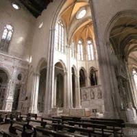 La basilica di san lorenzo maggiore colpisce per il deambulatorio a cappelle radiali, l'abside poligonale, il presbiterio a pilastri polistili, costoloni e volte a crociere. Basilica Di San Lorenzo Maggiore Napoli Storiacity