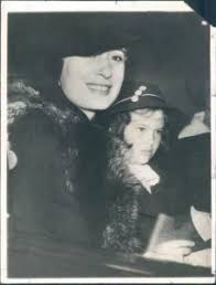 Anfang der 1980er traf hilfiger auf mohan murjani, dem die lizenz von gloria vanderbilt jeans gehörte. Die 140 Besten Ideen Zu Gloria Vanderbilt Gloria Vanderbilt Gordon Parks Edward Weston