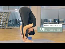 Uttanasana Pinza De Pie Con Metropolitan Posturas De Yoga Ejercicios De Yoga Yoga
