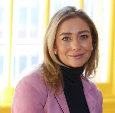 For a man to be able to contact a woman, she must first have shown interest in him, adding a layer of safety that other services lack. Tinder Rivale Dating Plattform Bumble Mit Starkem Borsendebut Grunderin Wird Milliardarin Welt