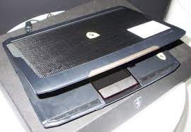 The use of carbon fiber on the lid, the sporty red. Acer Ferrari 1100 Notebookcheck Com Externe Tests