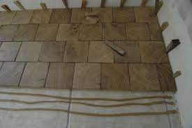 debut de la pose pavage bois debout dans la chambre des parents n 603 bois debout blocs de bois carrelage en bois
