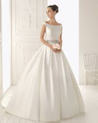 Klassisches brautkleid mit u boot ausschnitt. Brautkleider Aire Barcelona Spanische Brautmode Kleider Hochzeit Ballkleid Hochzeit Hochzeitskleid