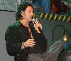 Nació el 19 de enero de 1964 en la localidad latinoamericana de antigua, en guatemala; Ricardo Arjona Wikipedia