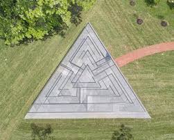 Glass Panes Form Transparent Labyrinth By Robert Morris Labyrinth Design Labyrinth Irrgarten