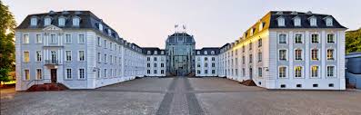 Das schloss saarbrücken ist ein barockes schloss in der stadtmitte saarbrückens, das am linken ufer der saar auf den resten einer mittelalterlichen burg errichtet wurde. Regionalverband Saarbrucken Literaturland Saar