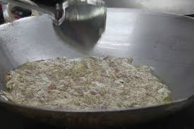 Pertama, larutkan ragi instan ke dalam air hangat. Mudahnya Buat Bawang Goreng Rangup Di Rumah